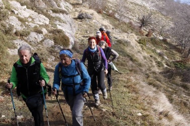 Un millar de montañeros despidieron el año en San Miguel de Aralar.