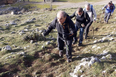 Un millar de montañeros despidieron el año en San Miguel de Aralar.