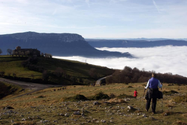 Un millar de montañeros despidieron el año en San Miguel de Aralar.