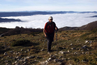 Un millar de montañeros despidieron el año en San Miguel de Aralar.
