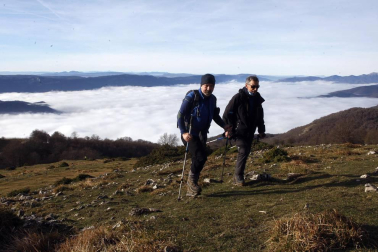 Un millar de montañeros despidieron el año en San Miguel de Aralar.