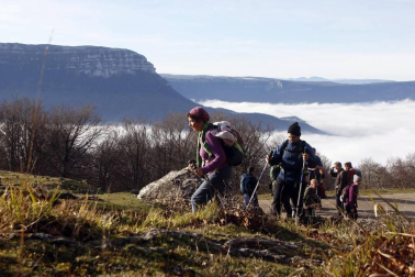 Un millar de montañeros despidieron el año en San Miguel de Aralar.