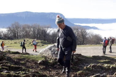 Un millar de montañeros despidieron el año en San Miguel de Aralar.
