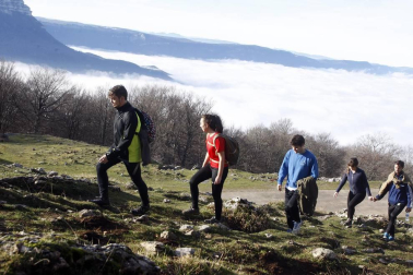 Un millar de montañeros despidieron el año en San Miguel de Aralar.