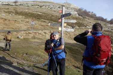 Un millar de montañeros despidieron el año en San Miguel de Aralar.