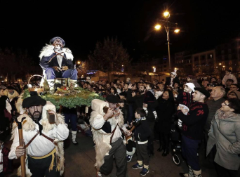 Paso de la tradicional comitiva del carbonero por las calles de la capital navarra dando inicio a las Navidades 2018