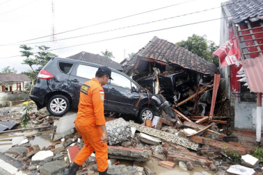 Al menos 168 personas murieron este domingo, 23 de diciembre, tras un tsunami mortal en Indonesia.