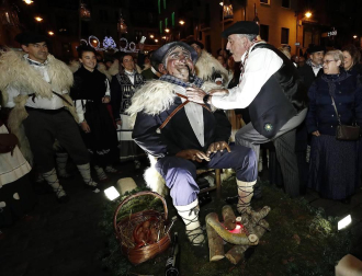 Paso de la tradicional comitiva del carbonero por las calles de la capital navarra dando inicio a las Navidades 2018