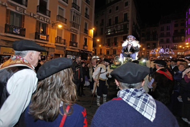Paso de la tradicional comitiva del carbonero por las calles de la capital navarra dando inicio a las Navidades 2018