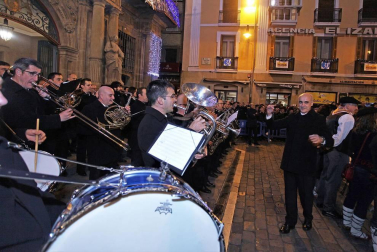 Paso de la tradicional comitiva del carbonero por las calles de la capital navarra dando inicio a las Navidades 2018
