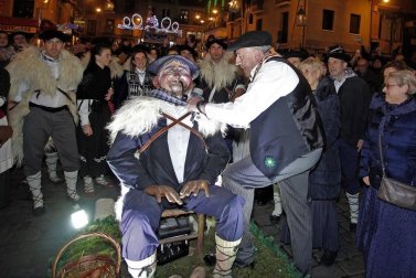 Paso de la tradicional comitiva del carbonero por las calles de la capital navarra dando inicio a las Navidades 2018