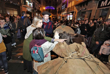Paso de la tradicional comitiva del carbonero por las calles de la capital navarra dando inicio a las Navidades 2018