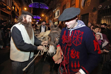Paso de la tradicional comitiva del carbonero por las calles de la capital navarra dando inicio a las Navidades 2018