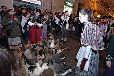 Paso de la tradicional comitiva del carbonero por las calles de la capital navarra dando inicio a las Navidades 2018