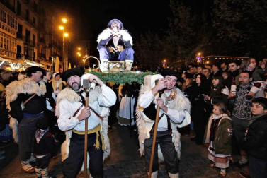 Paso de la tradicional comitiva del carbonero por las calles de la capital navarra dando inicio a las Navidades 2018