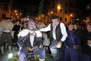 Paso de la tradicional comitiva del carbonero por las calles de la capital navarra dando inicio a las Navidades 2018