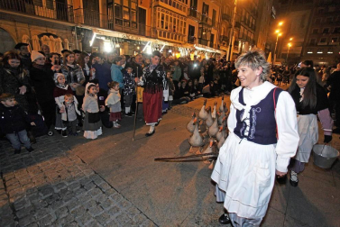 Paso de la tradicional comitiva del carbonero por las calles de la capital navarra dando inicio a las Navidades 2018