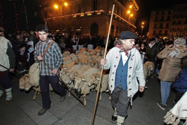 Paso de la tradicional comitiva del carbonero por las calles de la capital navarra dando inicio a las Navidades 2018