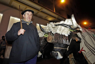 Paso de la tradicional comitiva del carbonero por las calles de la capital navarra dando inicio a las Navidades 2018