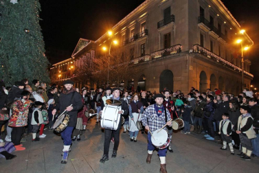 Paso de la tradicional comitiva del carbonero por las calles de la capital navarra dando inicio a las Navidades 2018