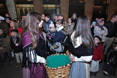 Paso de la tradicional comitiva del carbonero por las calles de la capital navarra dando inicio a las Navidades 2018