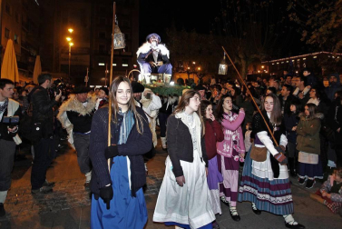 Paso de la tradicional comitiva del carbonero por las calles de la capital navarra dando inicio a las Navidades 2018