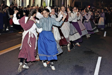 Paso de la tradicional comitiva del carbonero por las calles de la capital navarra dando inicio a las Navidades 2018