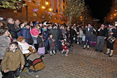 Paso de la tradicional comitiva del carbonero por las calles de la capital navarra dando inicio a las Navidades 2018
