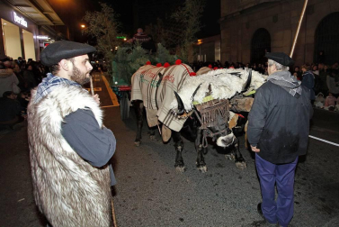 Paso de la tradicional comitiva del carbonero por las calles de la capital navarra dando inicio a las Navidades 2018