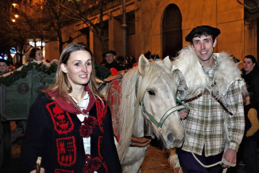 Paso de la tradicional comitiva del carbonero por las calles de la capital navarra dando inicio a las Navidades 2018