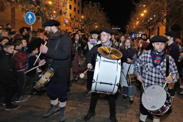 Paso de la tradicional comitiva del carbonero por las calles de la capital navarra dando inicio a las Navidades 2018