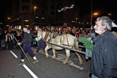 Paso de la tradicional comitiva del carbonero por las calles de la capital navarra dando inicio a las Navidades 2018