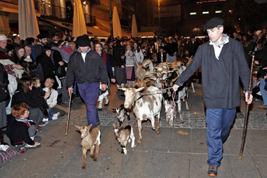 Paso de la tradicional comitiva del carbonero por las calles de la capital navarra dando inicio a las Navidades 2018