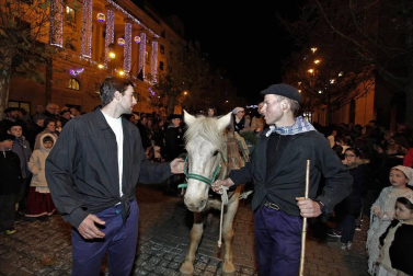 Paso de la tradicional comitiva del carbonero por las calles de la capital navarra dando inicio a las Navidades 2018