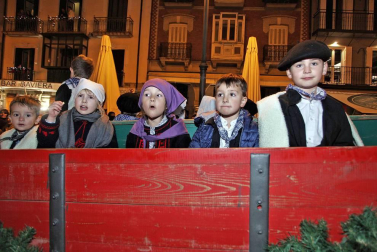 Paso de la tradicional comitiva del carbonero por las calles de la capital navarra dando inicio a las Navidades 2018