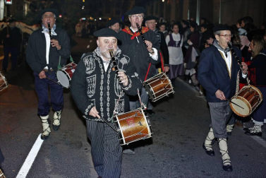 Paso de la tradicional comitiva del carbonero por las calles de la capital navarra dando inicio a las Navidades 2018