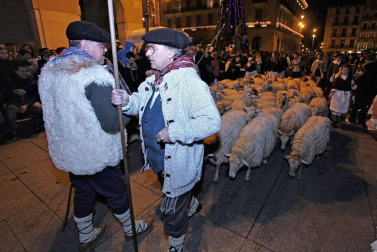 Paso de la tradicional comitiva del carbonero por las calles de la capital navarra dando inicio a las Navidades 2018