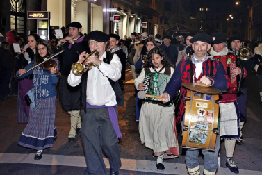 Paso de la tradicional comitiva del carbonero por las calles de la capital navarra dando inicio a las Navidades 2018