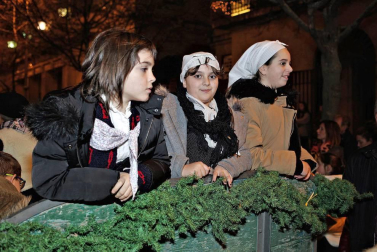 Paso de la tradicional comitiva del carbonero por las calles de la capital navarra dando inicio a las Navidades 2018