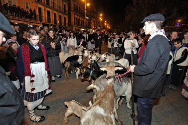 Paso de la tradicional comitiva del carbonero por las calles de la capital navarra dando inicio a las Navidades 2018