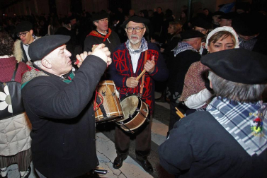 Paso de la tradicional comitiva del carbonero por las calles de la capital navarra dando inicio a las Navidades 2018