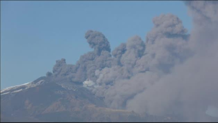 La erupción del volcán Etna cubre el cielo de Sicilia de humo y cenizas