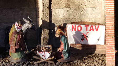 Desconocidos colocaron en el portal carteles contra el TAV y arrojaron pintura sobre las figuras del montaje navideño.