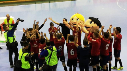 El pabellón Anaitasuna acogió este jueves, 27 de diciembre, en encuentros solidario entre amigos del osasunista Roberto Torres y del jugador de Osasuna Magna, Rafa Usín. Antes se disputó el Osasuna.Alavés de al Liga Genuine.