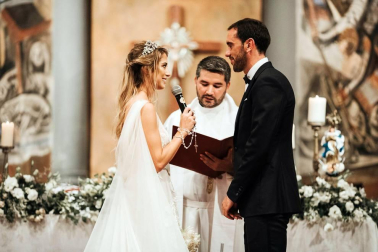 El zaguero del Atlético Madrid Diego Godín se casará con Sofía Herrera en Uruguay por la iglesia, con alguno de sus compañeros del equipo rojiblanco y de la selección uruguaya entre los invitados.