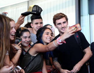 El zaguero del Atlético Madrid Diego Godín se casará con Sofía Herrera en Uruguay por la iglesia, con alguno de sus compañeros del equipo rojiblanco y de la selección uruguaya entre los invitados.