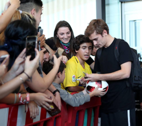 El zaguero del Atlético Madrid Diego Godín se casará con Sofía Herrera en Uruguay por la iglesia, con alguno de sus compañeros del equipo rojiblanco y de la selección uruguaya entre los invitados.