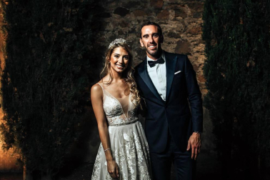 El zaguero del Atlético Madrid Diego Godín se casará con Sofía Herrera en Uruguay por la iglesia, con alguno de sus compañeros del equipo rojiblanco y de la selección uruguaya entre los invitados.
