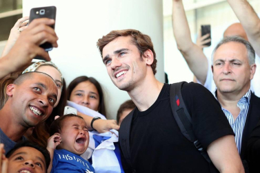 El zaguero del Atlético Madrid Diego Godín se casará con Sofía Herrera en Uruguay por la iglesia, con alguno de sus compañeros del equipo rojiblanco y de la selección uruguaya entre los invitados.
