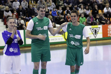 El pabellón Anaitasuna acogió el jueves, 27 de diciembre, un encuentro solidario a favor del Banco de Alimentos de Navarra entre amigos de Roberto Torres y de Rafa Usín.